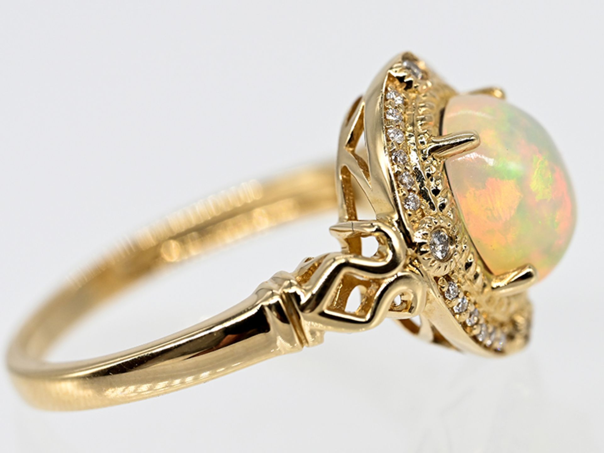 Ring mit Opal-Cabochon und 28 kleinen Achtkant-Diamanten, 20. Jh. 10kt Gelbgold. Gesamtgewicht ca. - Image 2 of 4