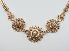 Collier mit Keshi-Halbperlen, um 1900 585/-Gelbgold. Gesamtgewicht ca. 21,3 g. Mittelteil