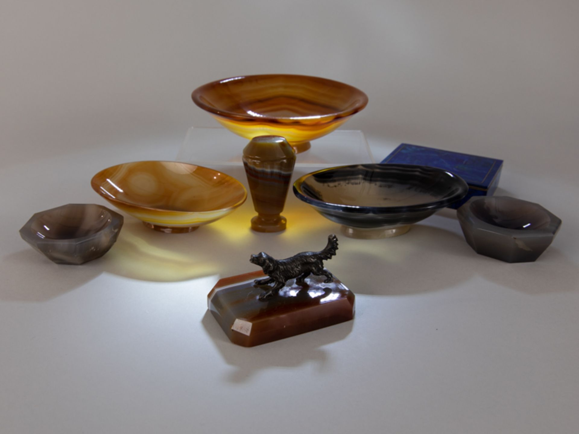 8 verschiedene Mineralobjekte, Neuzeitlich 8-teiliges Konvolut bestehend aus: 1) 5 Schalen aus Achat