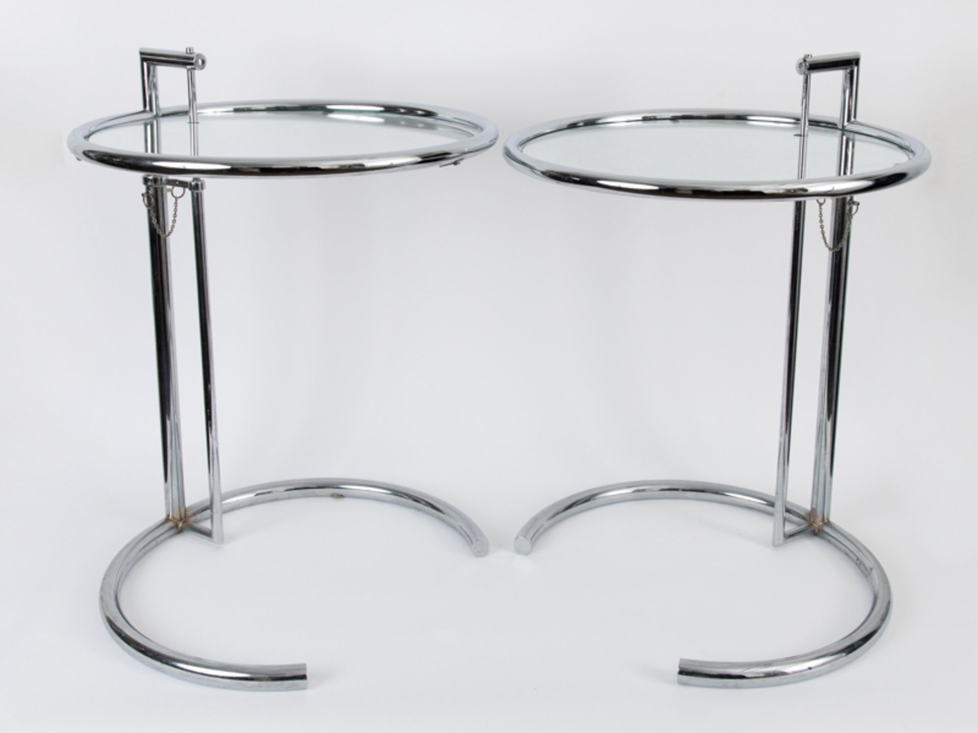 Paar Beistelltische "Adjustable Table" nach Eileen Gray, Neuzeitlich Glas und verchromter Stahl; - Bild 2 aus 2