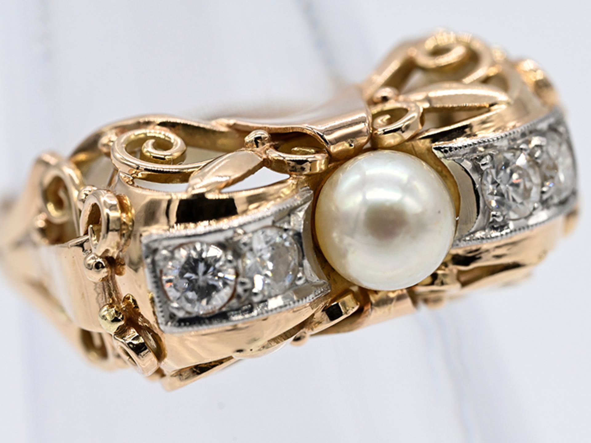 Ring mit Akoya Perle und 4 Altschliff-Diamanten, zusammen ca. 0,30 ct, 50-er Jahre 585/- Gelbgold. - Image 2 of 4