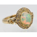 Ring mit Opal-Cabochon und 28 kleinen Achtkant-Diamanten, 20. Jh. 10kt Gelbgold. Gesamtgewicht ca.