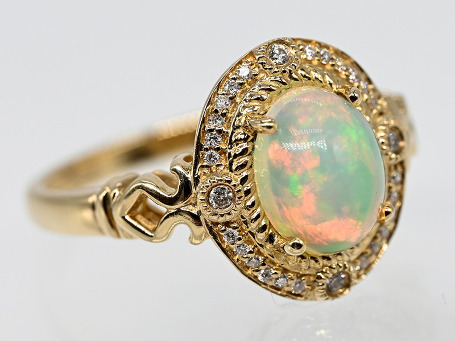 Ring mit Opal-Cabochon und 28 kleinen Achtkant-Diamanten, 20. Jh. 10kt Gelbgold. Gesamtgewicht ca.