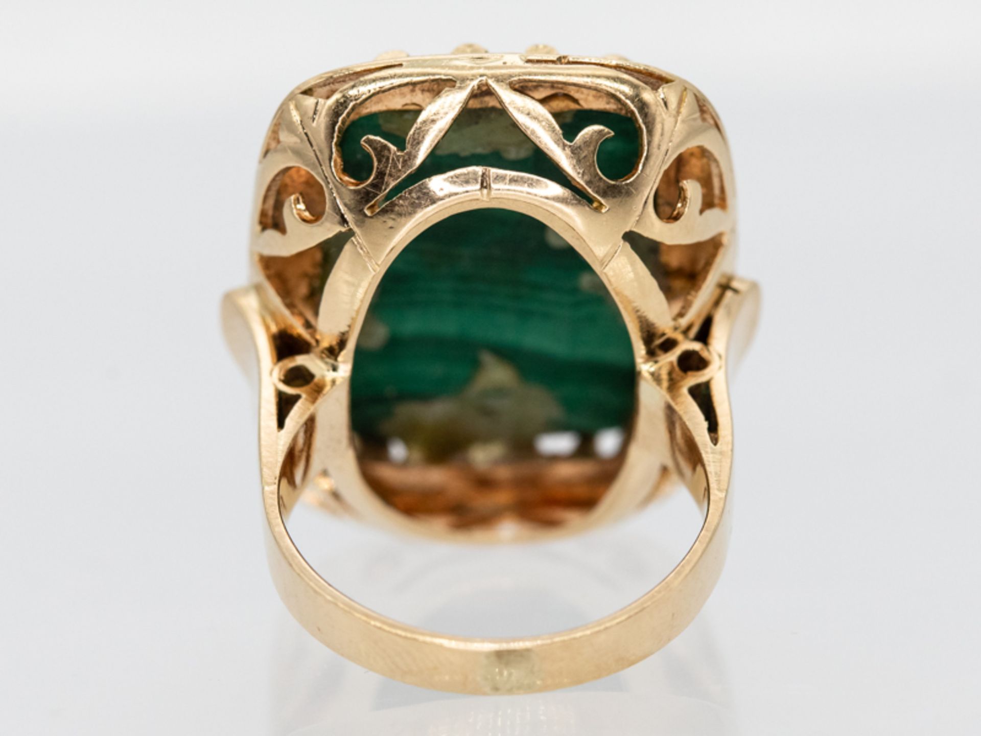 Ring mit Malachit-Cabochon, Goldschmiedearbeit 70-er Jahre 750/- Gelbgold. Gesamtgewicht ca. 13,2 g. - Image 6 of 6