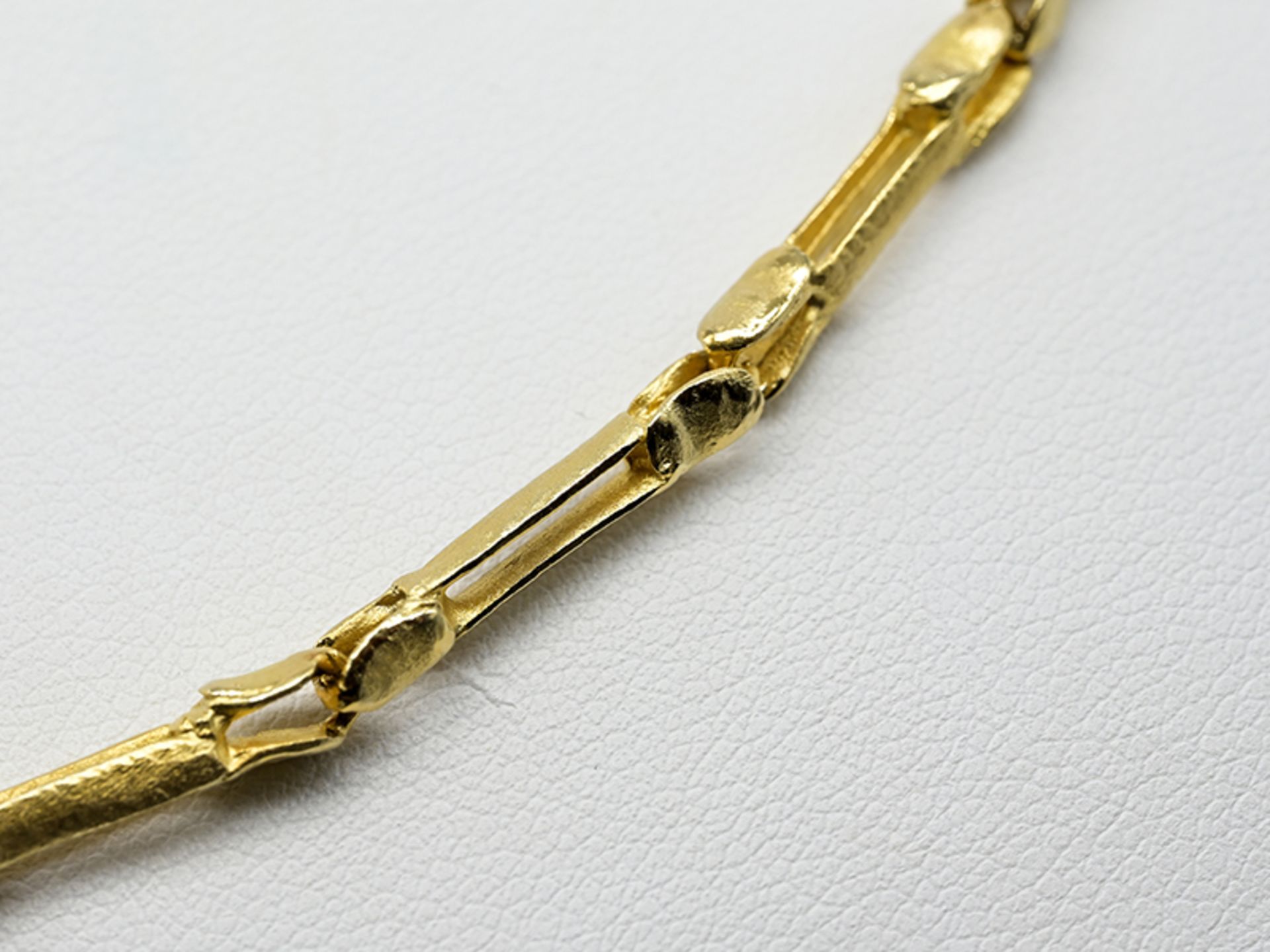 Modernes Collier, Goldschmiedearbeit, 90- er Jahre 585/- Gelbgold. Gesamtgewicht ca. 26 g. - Image 2 of 2