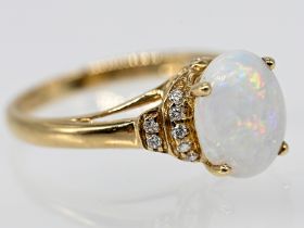 Ring mit Opal-Cabochon und 14 kleinen Achtkant-Diamanten, 20. Jh. 10 kt. Gelbgold. Gesamtgewicht ca.