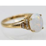 Ring mit Opal-Cabochon und 14 kleinen Achtkant-Diamanten, 20. Jh. 10 kt. Gelbgold. Gesamtgewicht ca.