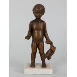 Bronze-Plastik eines Jungen mit Stoff-Hasen; 20. Jahrhundert Bronzeguss goldbraun patiniert,