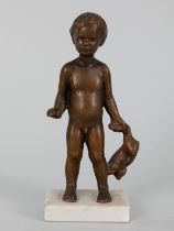 Bronze-Plastik eines Jungen mit Stoff-Hasen; 20. Jahrhundert Bronzeguss goldbraun patiniert,