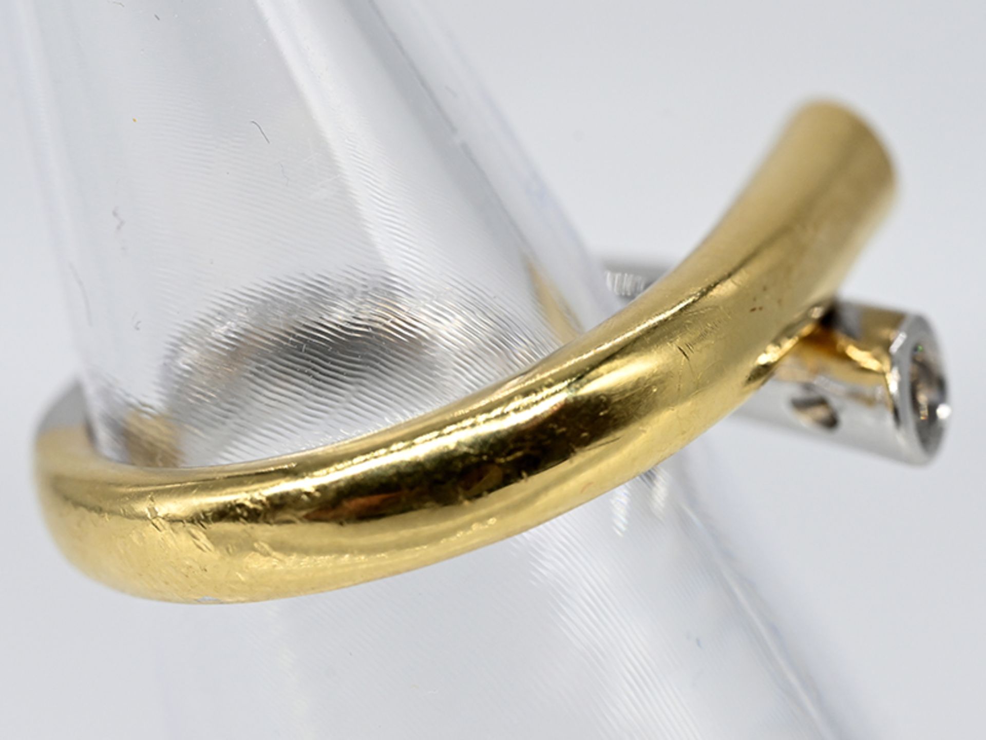 Moderner Ring mit braunem und gelbem Diamanten, zusammen ca. 0,24 ct, Kaufbeleg von 2000 750/- Gelb- - Image 2 of 3