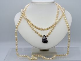 3 verschiedene Akoya-Perlenketten, 90- er Jahre Unterschiedliche Perlengrößen von ca. 7,3 mm, ca.