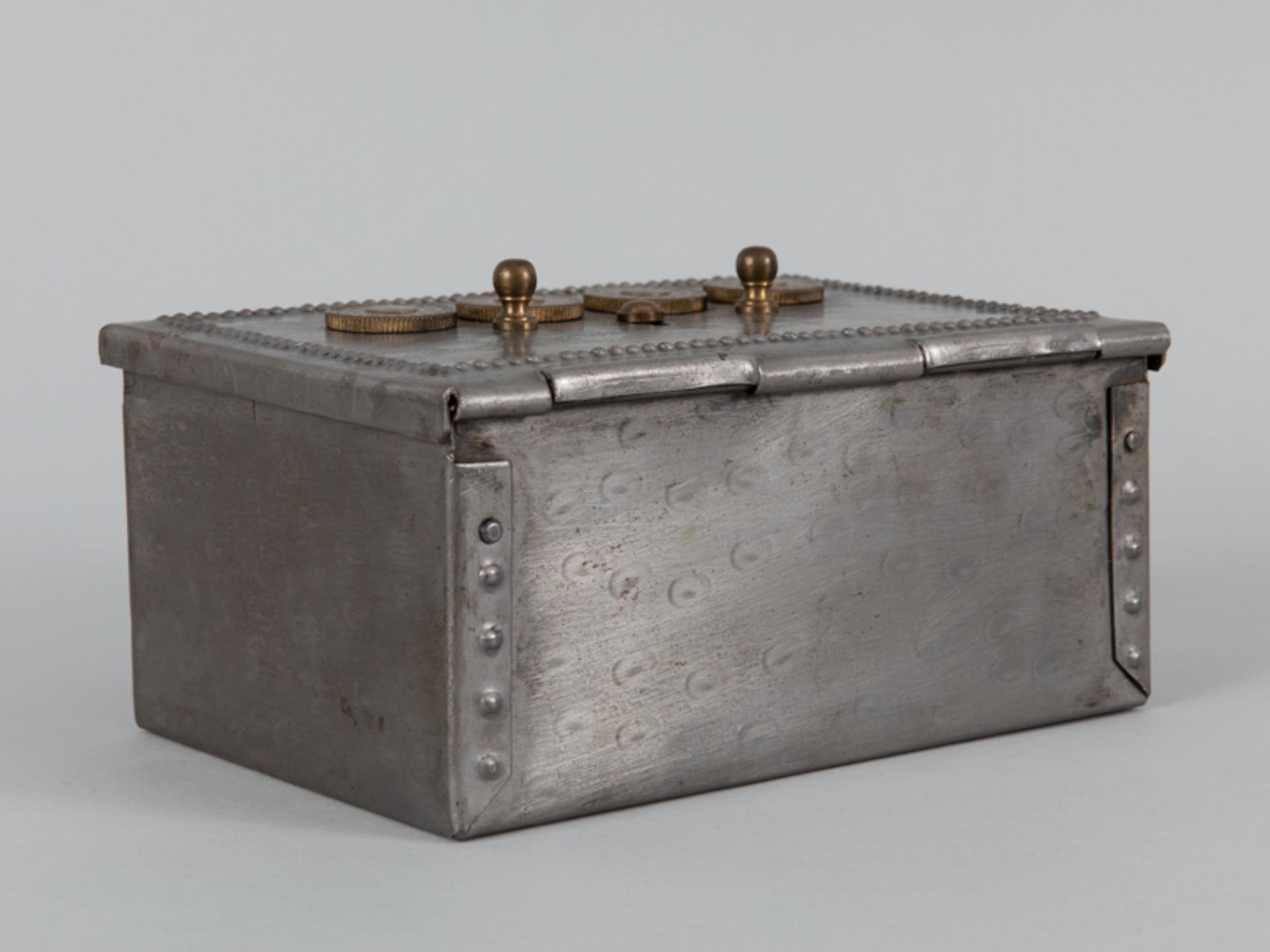 Miniatur-Safe, um 1920 Quadratische Truhe aus silberner Metalllegierung mit Erhebungen aus - Image 3 of 4
