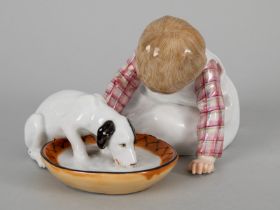 Porzellanfigur aus der Serie Hentschelkinder "Kind mit trinkendem Hund", Meissen, Anfang 20.