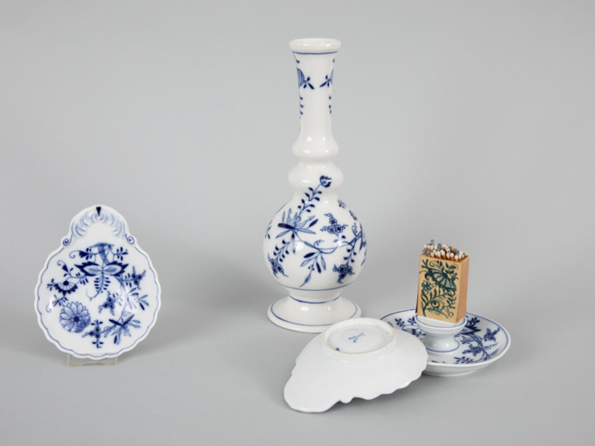 Konvolut aus Vase, Streichholzhalter, 2 Muschelschälchen "Zwiebelmuster", Meissen, Knaufzeit, 19./ - Image 3 of 4