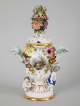 Potpourri Vase mit Putten, Johann Joachim Kaendler (1706 - 1775), Meissen, Knaufschwerter Zeit