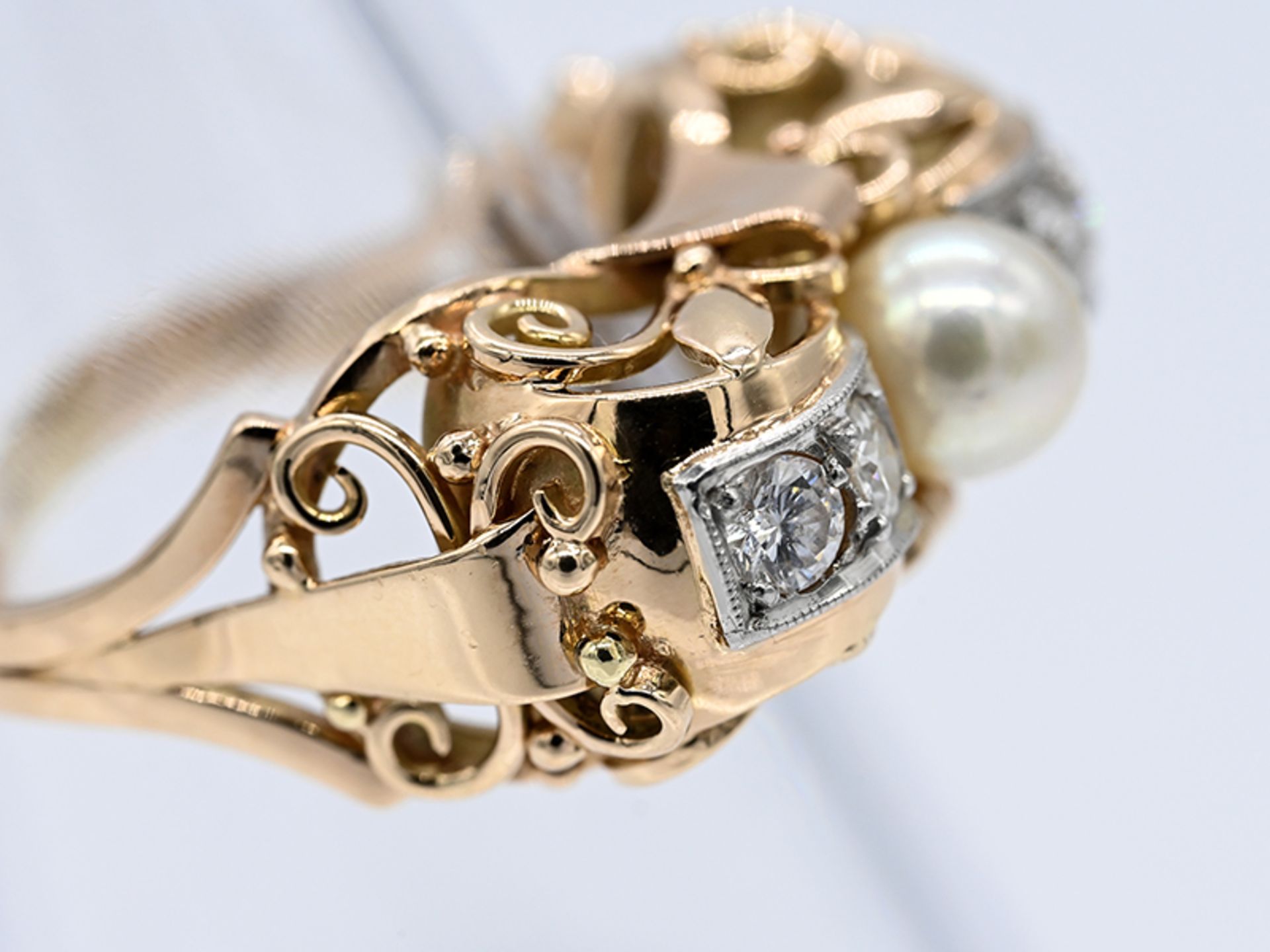 Ring mit Akoya Perle und 4 Altschliff-Diamanten, zusammen ca. 0,30 ct, 50-er Jahre 585/- Gelbgold. - Image 4 of 4