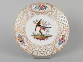 Teller mit Vogel- und Blumenmalerei; Meissen, Knaufschwerterzeit Weißporzellan mit polychromer