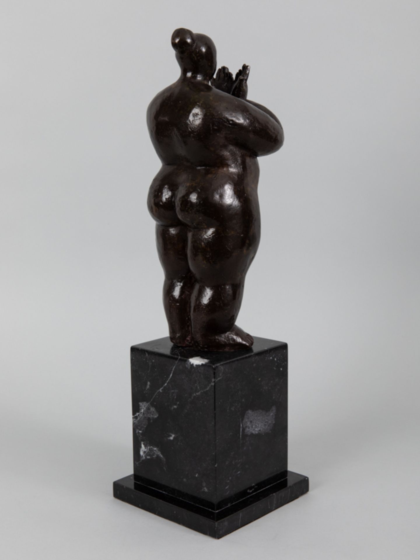 Unbekannter Skulpteur, 20. Jahrhundert Bronze auf Marmorsockel, dunkel patiniert; stehender - Bild 2 aus 4