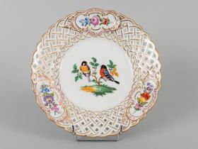 Teller mit Vogel- und Blumenmalerei; Meissen, Knaufschwerterzeit Weißporzellan mit polychromer