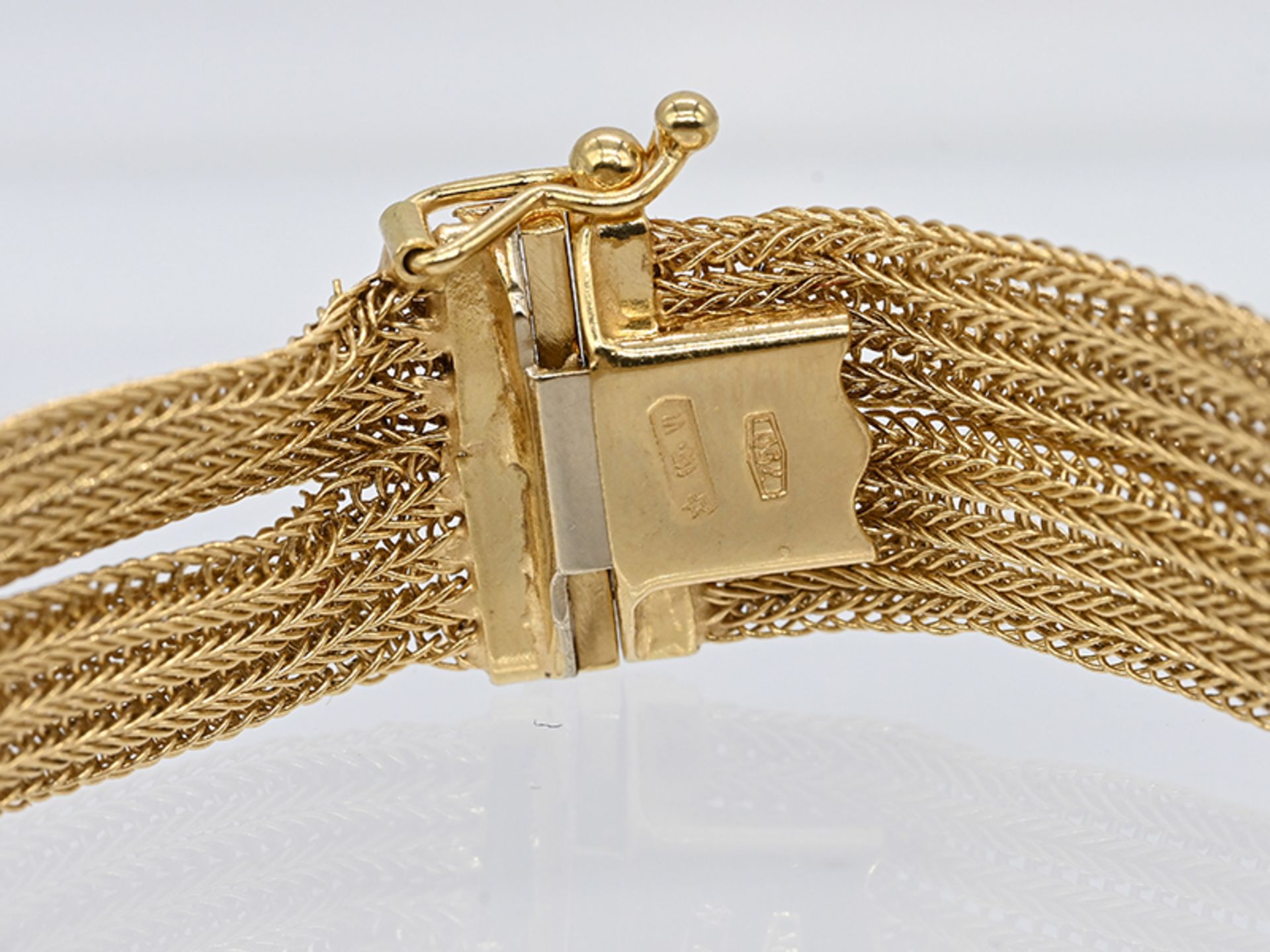 Goldenes Armband im Flechtbandmuster, 90- er Jahre 750/- Gelbgold. Gesamtgewicht ca. 19,6 g. - Image 2 of 2