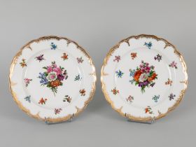 2 Teller "Neuglatt" mit Blumenmalerei, KPM Berlin, 19. Jahrhundert Weißporzellan mit polychromer