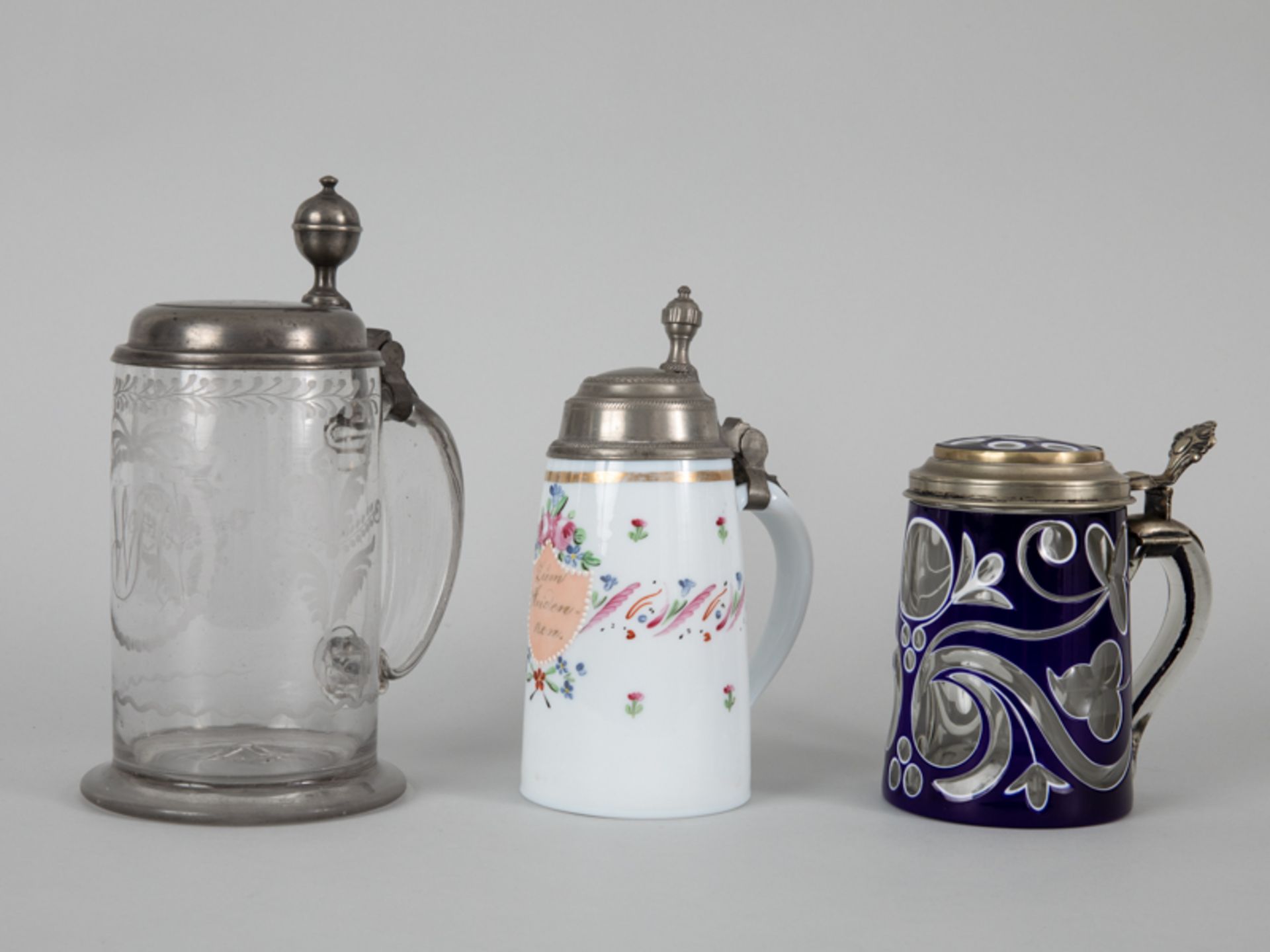 3 antike Bierkrüge mit Zinndeckel Montur, 19. Jahrhundert Klarglas, Überfangglas und Opalglas;