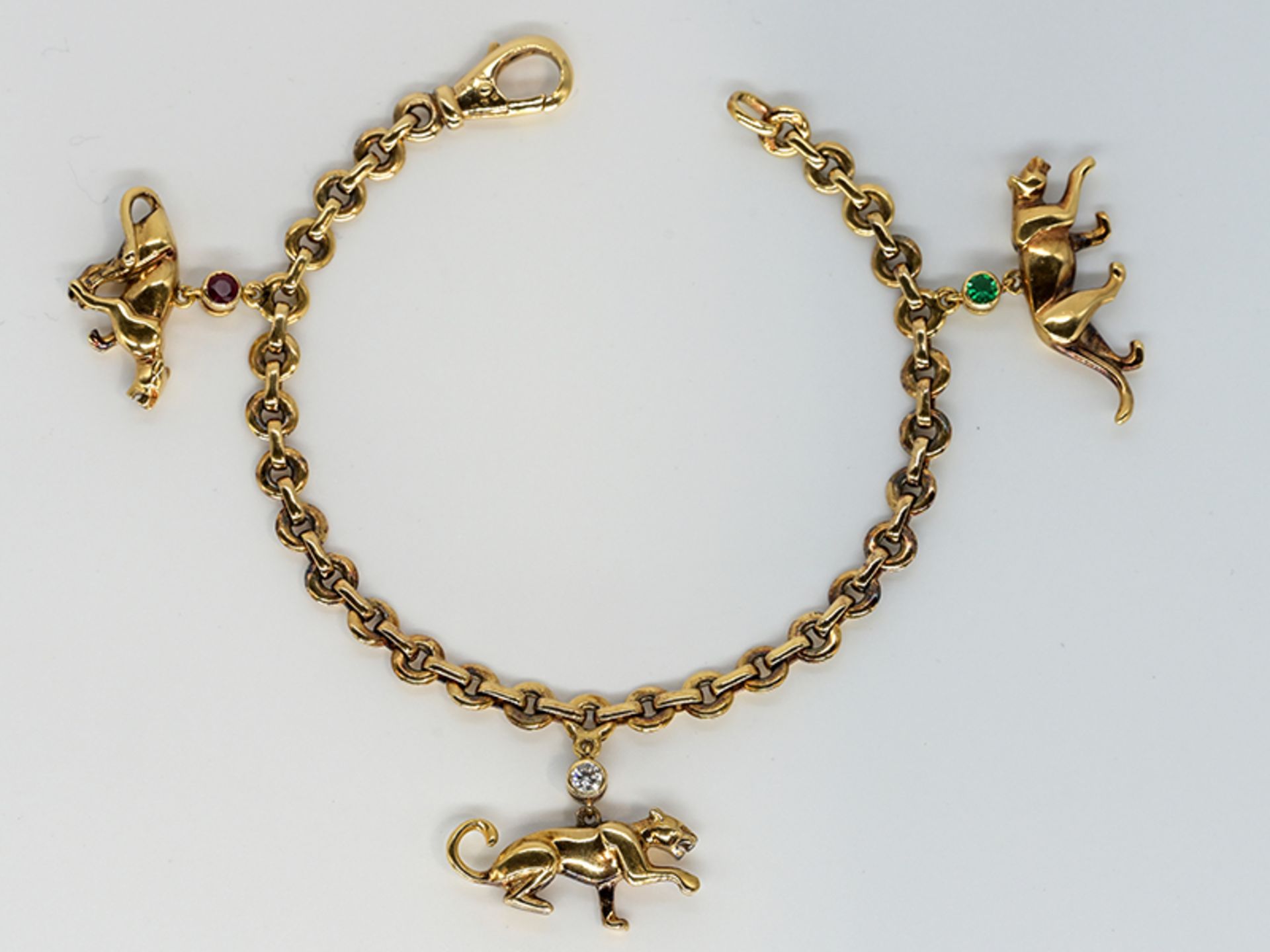Goldenes Vintage Armband / charme bracelet, 3 Panther mit 2 Brillanten, 2 Rubinen und 2 Smaragden, - Image 2 of 6