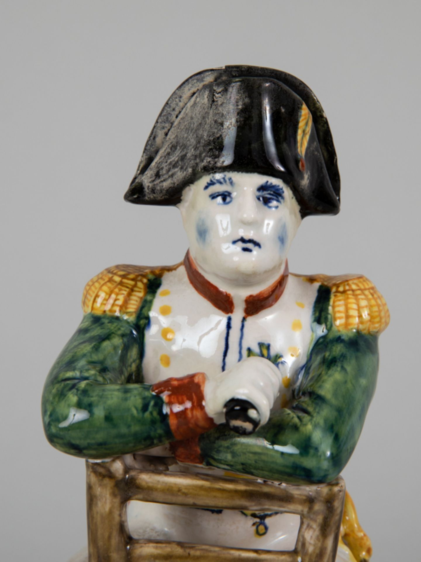 Figur Napoleon Bonaparte, wohl Frankreich, 19. Jahrhundert Fayence, polychrom bemalt; Figur des - Bild 5 aus 5