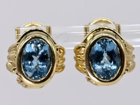 Paar Ohrclips mit hellblauem Topas, Juweliersarbeit, 90-er Jahre 585/- Gelbgold. Gesamtgewicht ca.