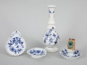 Konvolut aus Vase, Streichholzhalter, 2 Muschelschälchen "Zwiebelmuster", Meissen, Knaufzeit, 19./