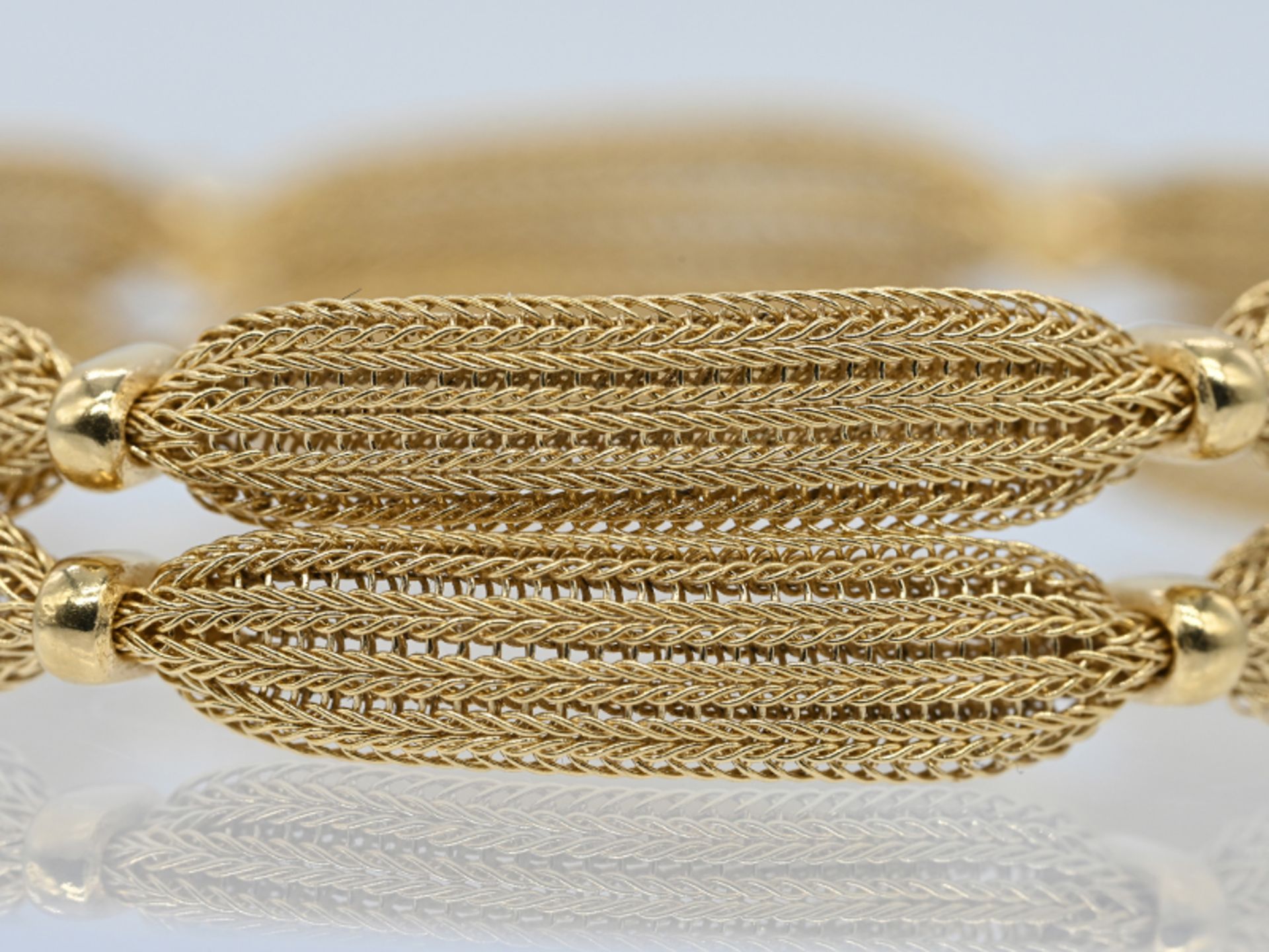 Goldenes Armband im Flechtbandmuster, 90- er Jahre 750/- Gelbgold. Gesamtgewicht ca. 19,6 g.