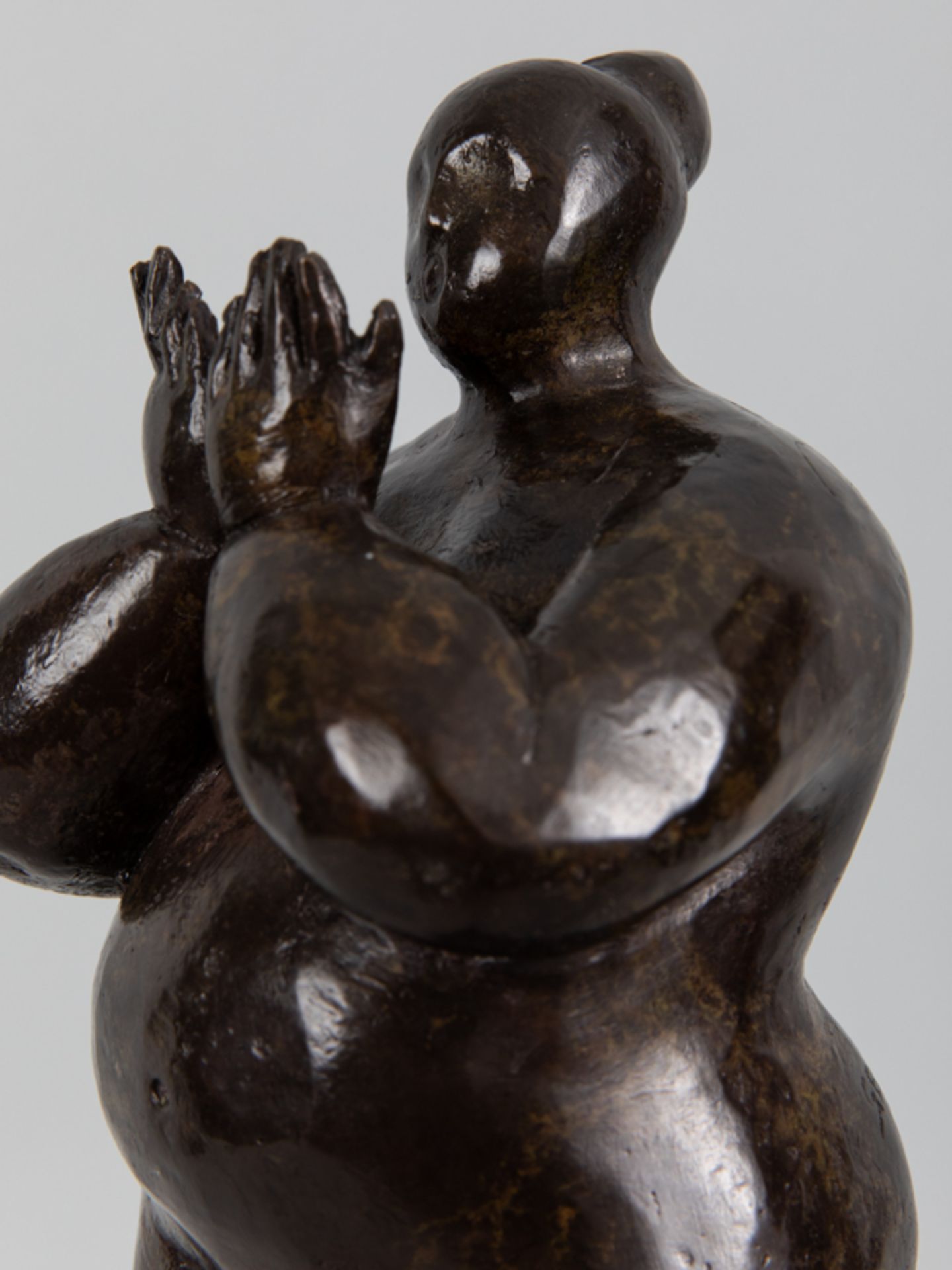 Unbekannter Skulpteur, 20. Jahrhundert Bronze auf Marmorsockel, dunkel patiniert; stehender - Bild 3 aus 4