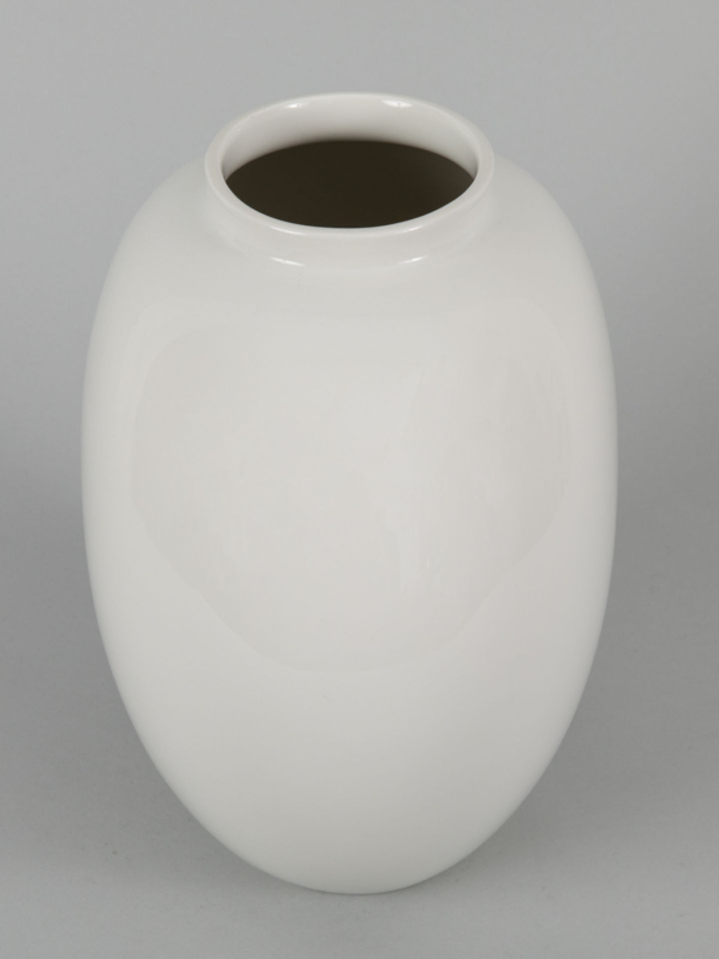 Vase "Herzform", Trude Petri (1906-1998), KPM Berlin, 20. Jahrhundert Weißporzellan; 1. Wahl; H: ca. - Bild 2 aus 2