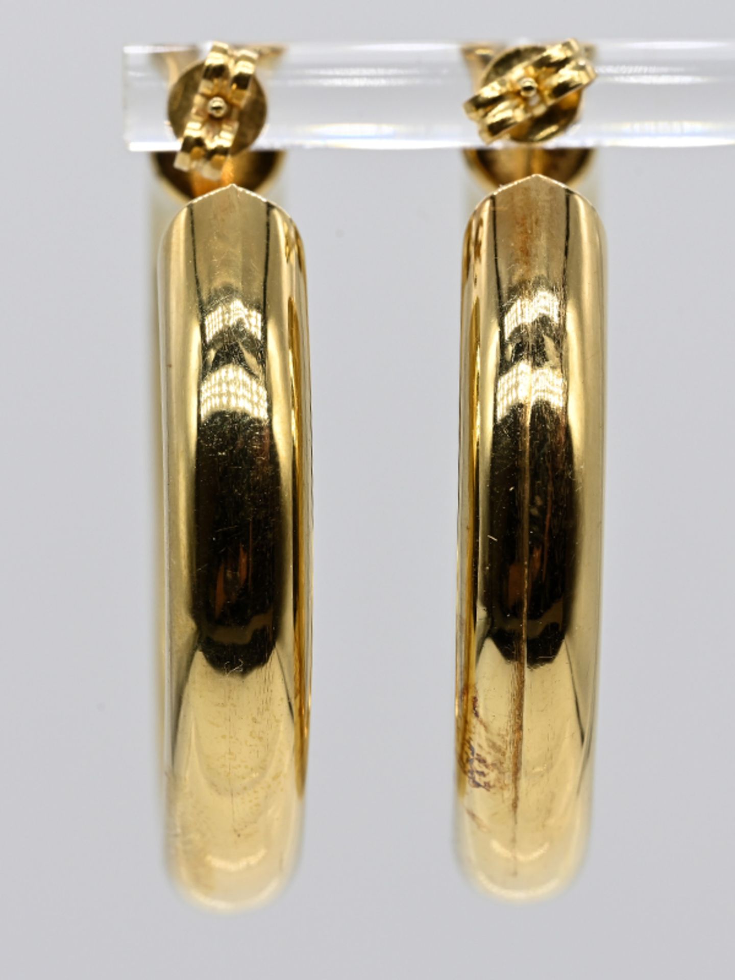 Paar große goldene Creolen, 21. Jh. 585/- Gelbgold. Gesamtgewicht ca. 9,3 g. Runde, schlichte - Image 2 of 2