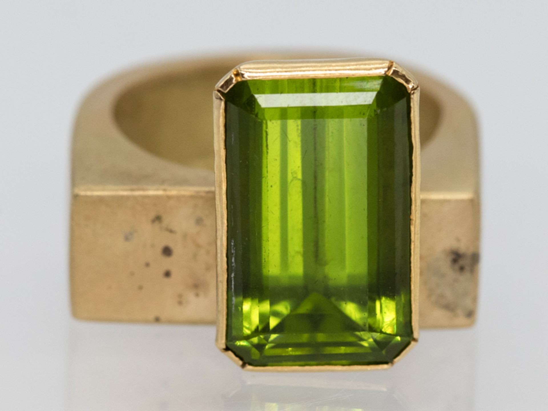 Moderner Ring mit Peridot ca. 13,52 ct, Goldschmiede Lenk, Salzburg, Österreich, 2003 750/-