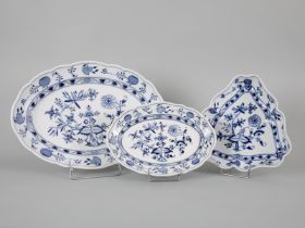 Konvolut aus 3 Schalen / Platten "Zwiebelmuster", Meissen, u.a. Knaufzeit, 19./20. Jh. Weißporzellan