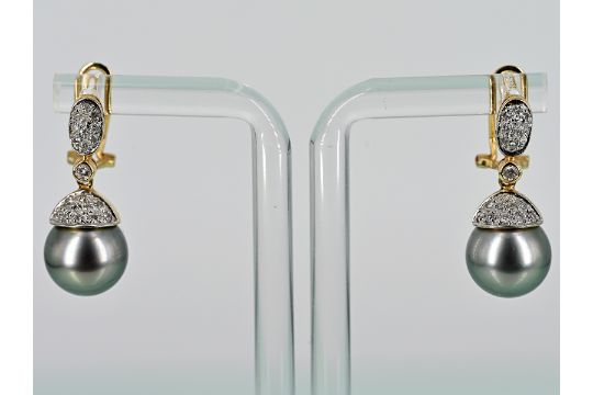 Pair of earrings with silver-grey Tahitian pearls and 42 brilliant-cut diamonds, together approx. 0. - Image 1 of 3