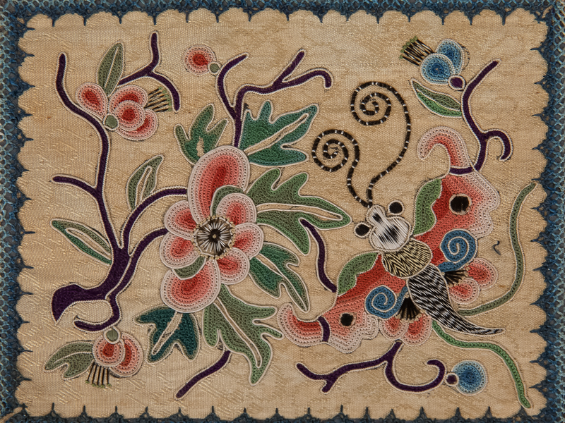 Set of decorative finely embroidered decorative elements, China, Qing Dynasty (1644 - 1912) - Image 4 of 5