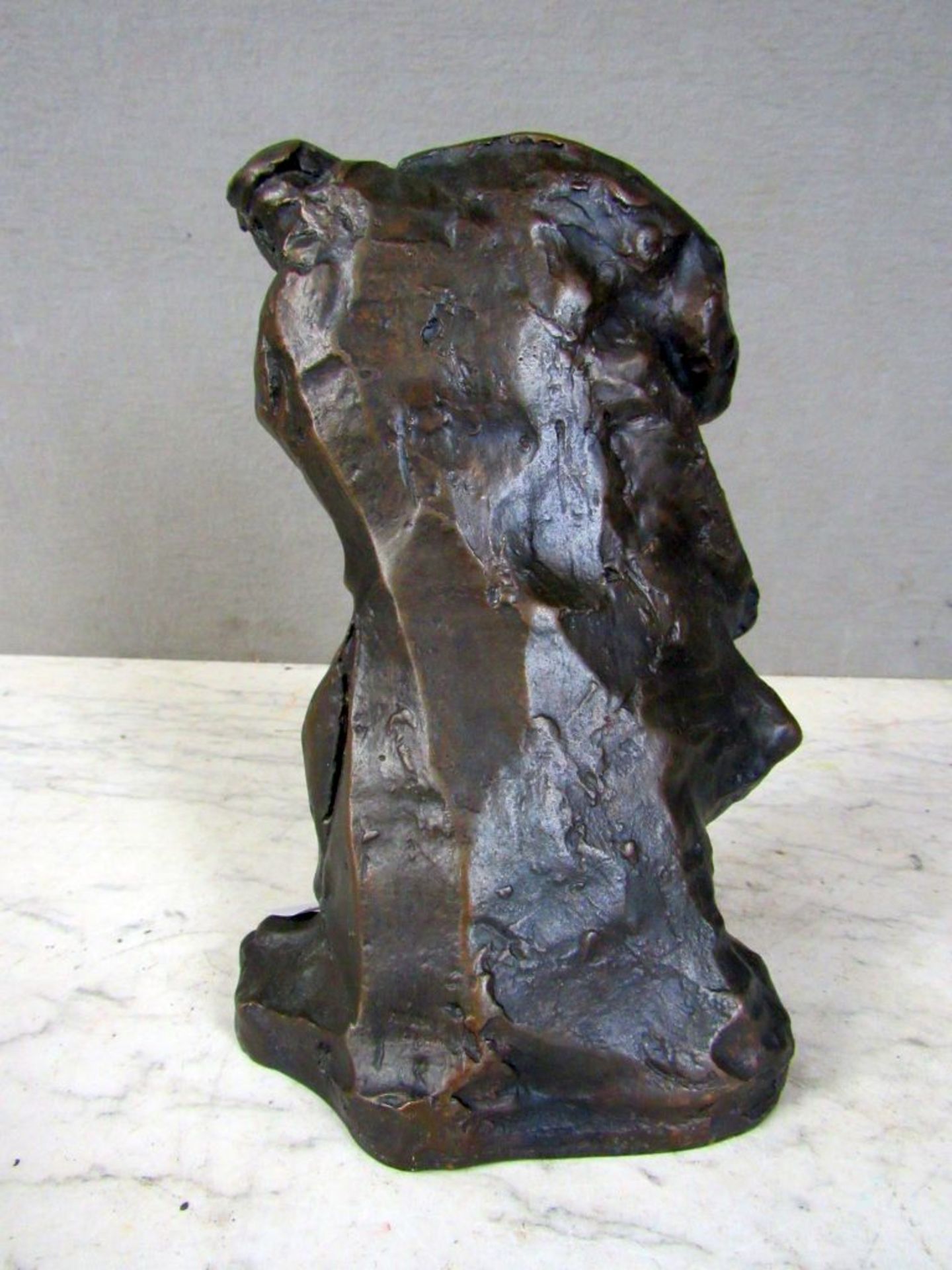 Bronzefigur der Mantelanzieher nach - Bild 7 aus 10