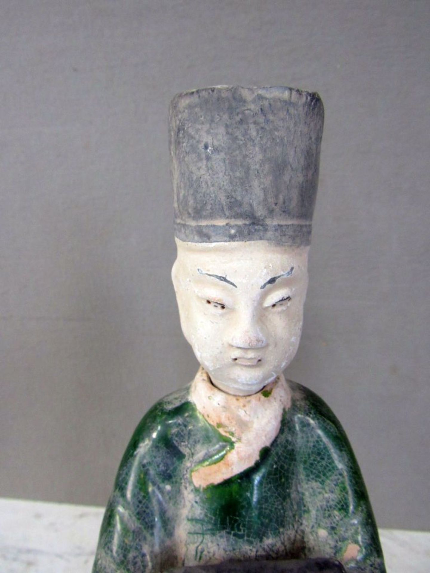 2 chinesische Figuren lasierte Keramik - Bild 4 aus 10