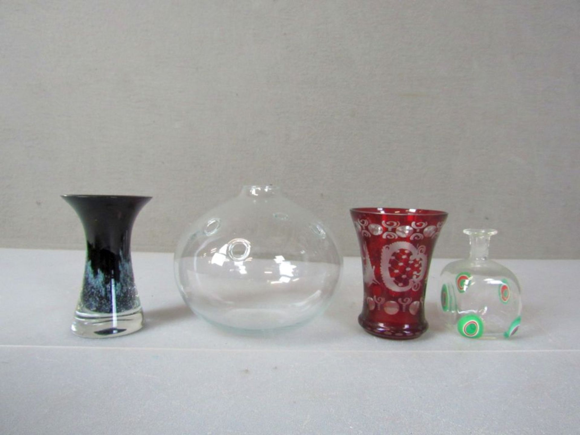 Konvolut vier Vasen Designglas anbei