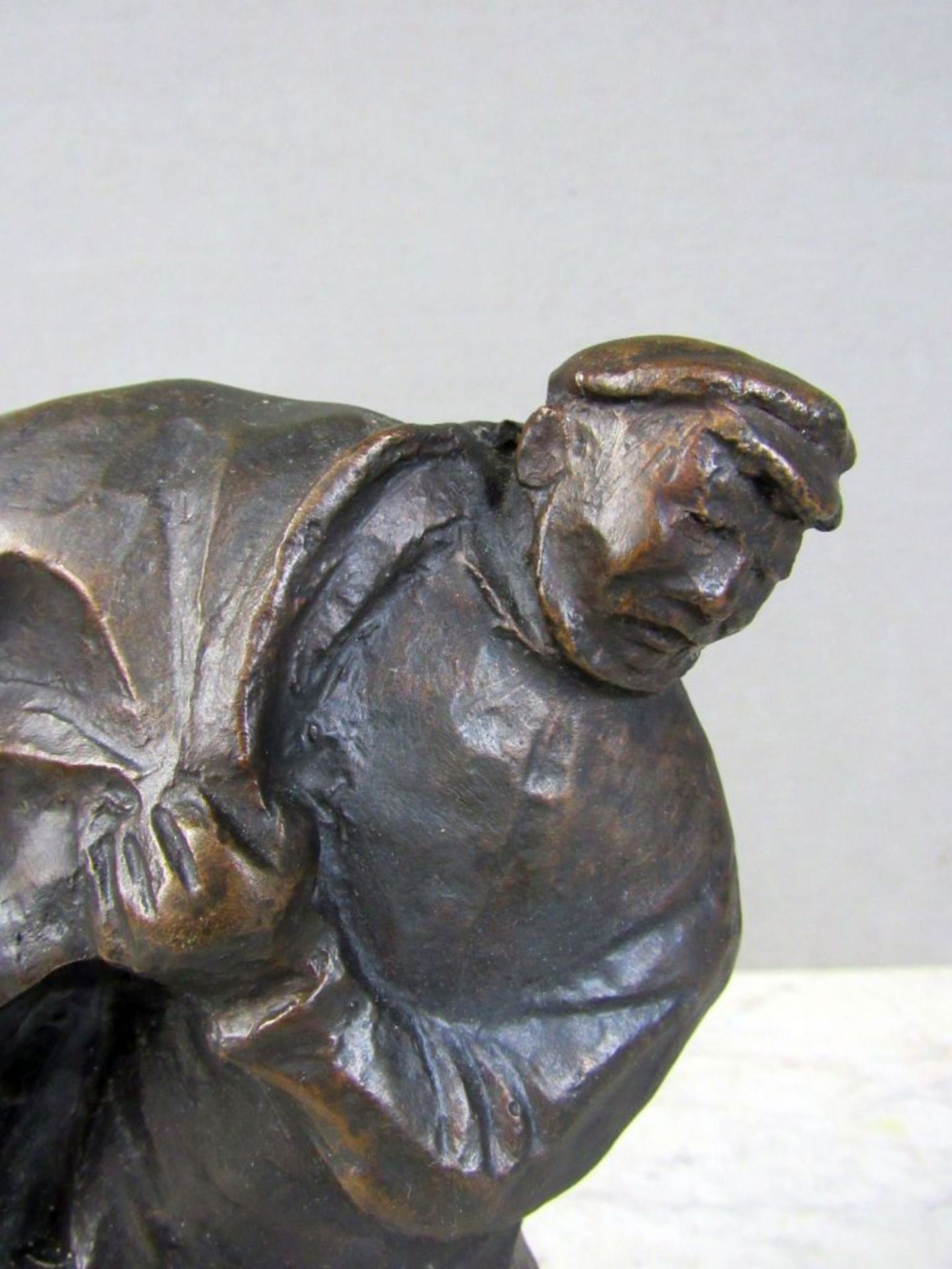 Bronzefigur der Mantelanzieher nach - Bild 3 aus 10