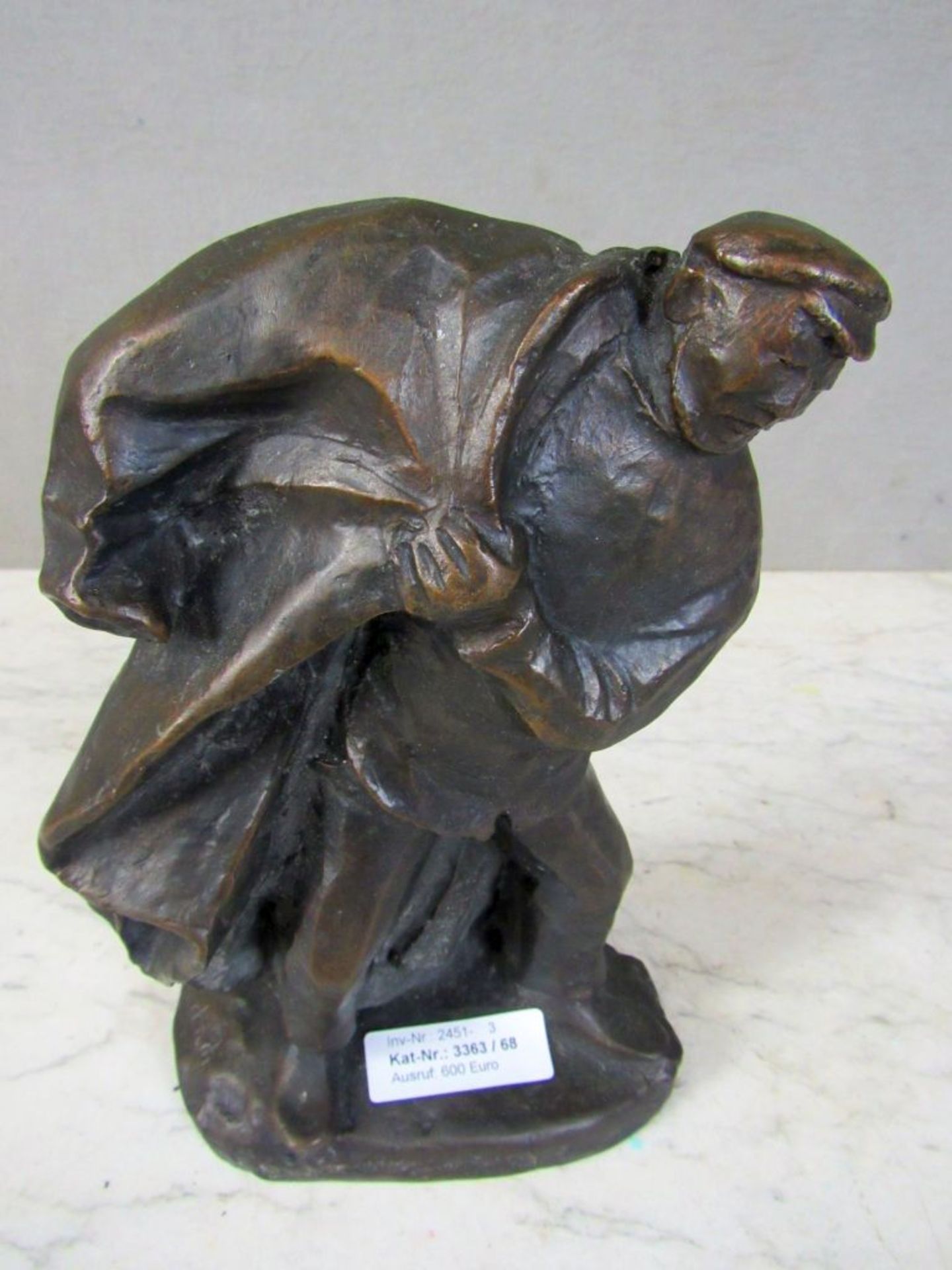 Bronzefigur der Mantelanzieher nach - Bild 2 aus 10