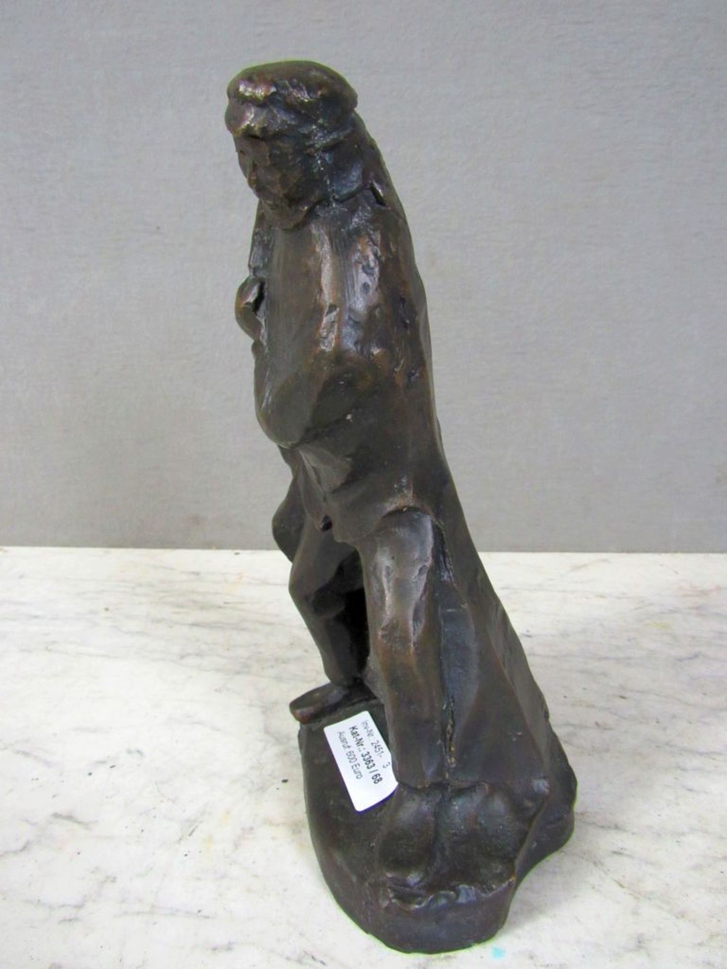 Bronzefigur der Mantelanzieher nach - Bild 6 aus 10