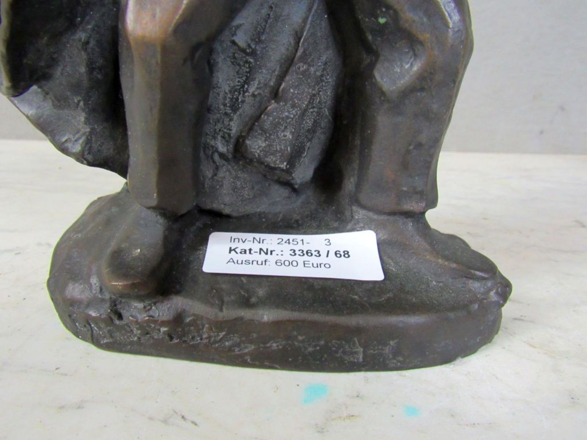 Bronzefigur der Mantelanzieher nach - Bild 5 aus 10