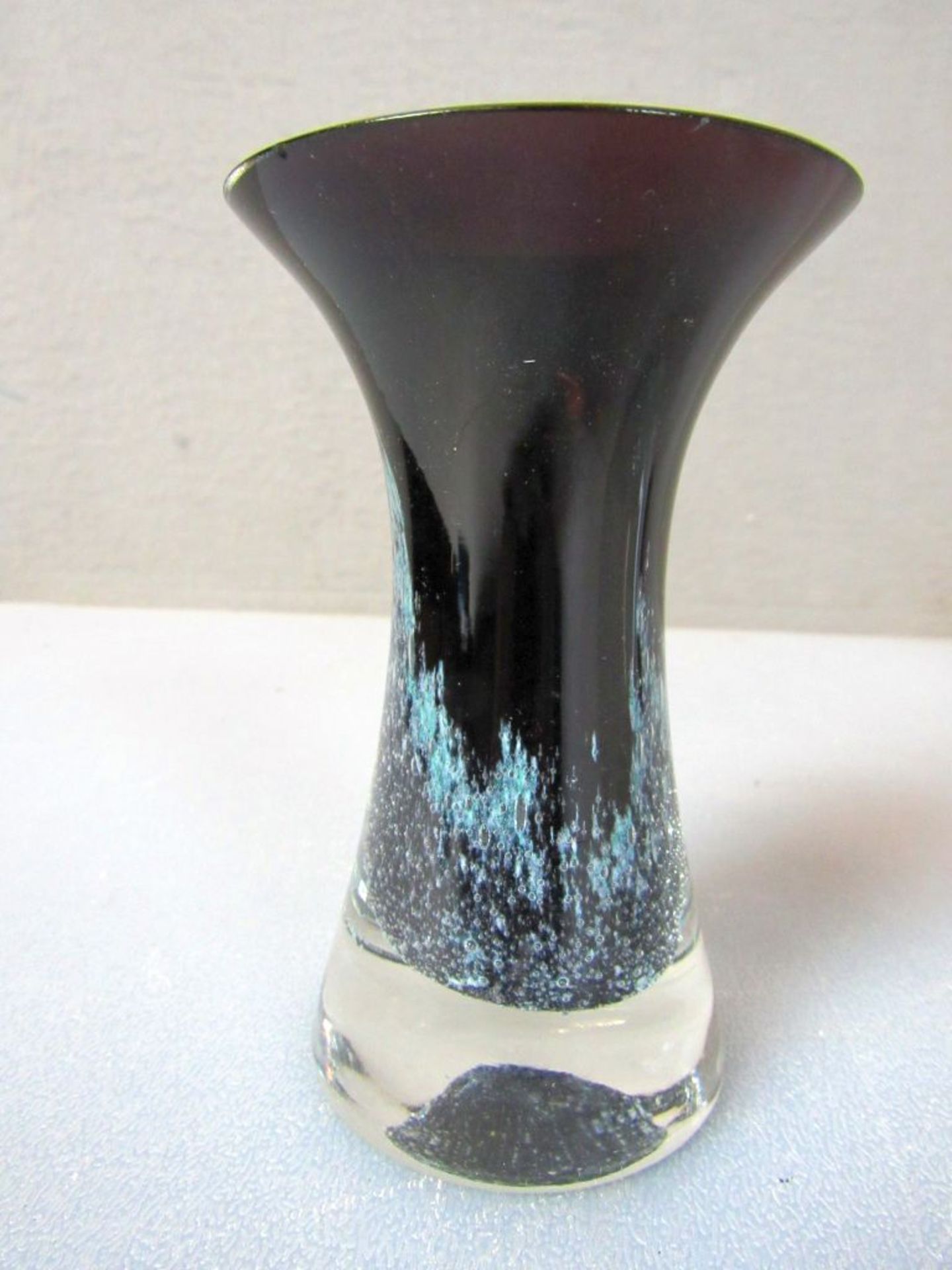 Konvolut vier Vasen Designglas anbei - Bild 5 aus 10