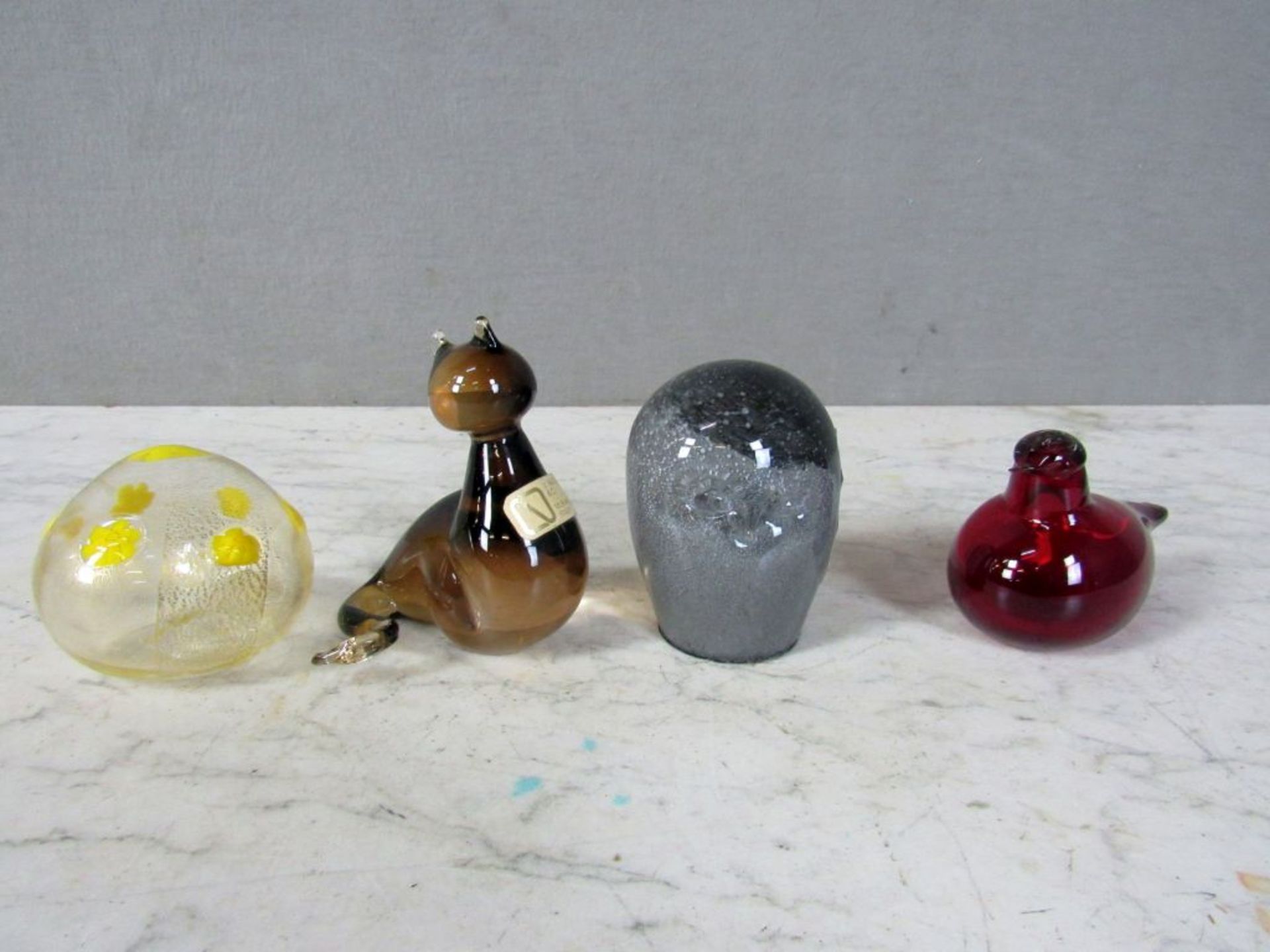 Vier Teile Glasskulpturen unter