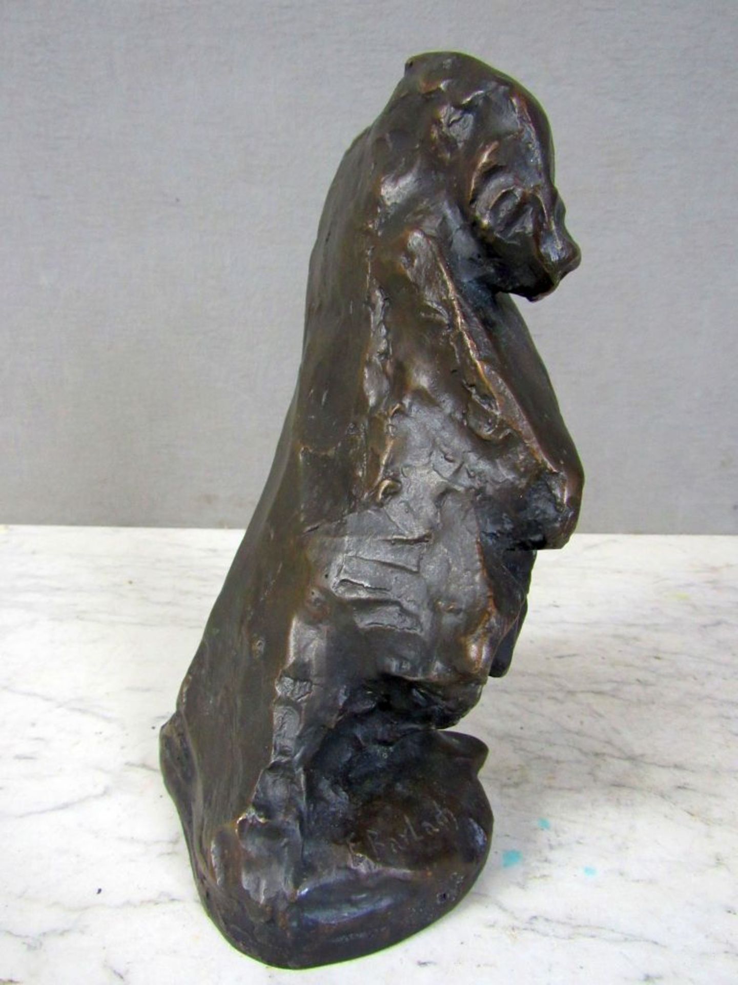 Bronzefigur der Mantelanzieher nach - Bild 9 aus 10