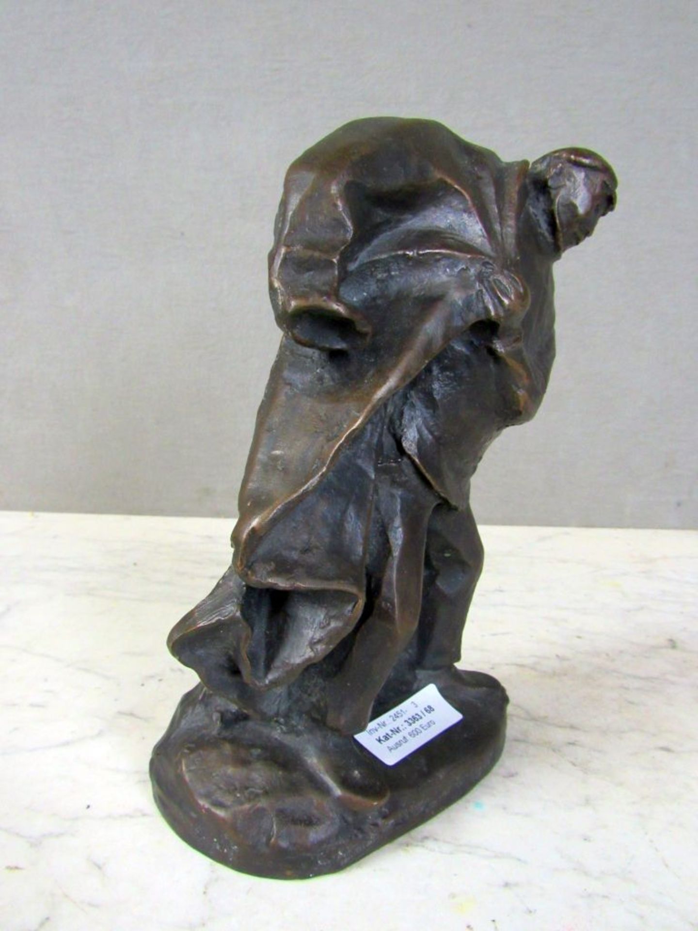Bronzefigur der Mantelanzieher nach - Bild 4 aus 10