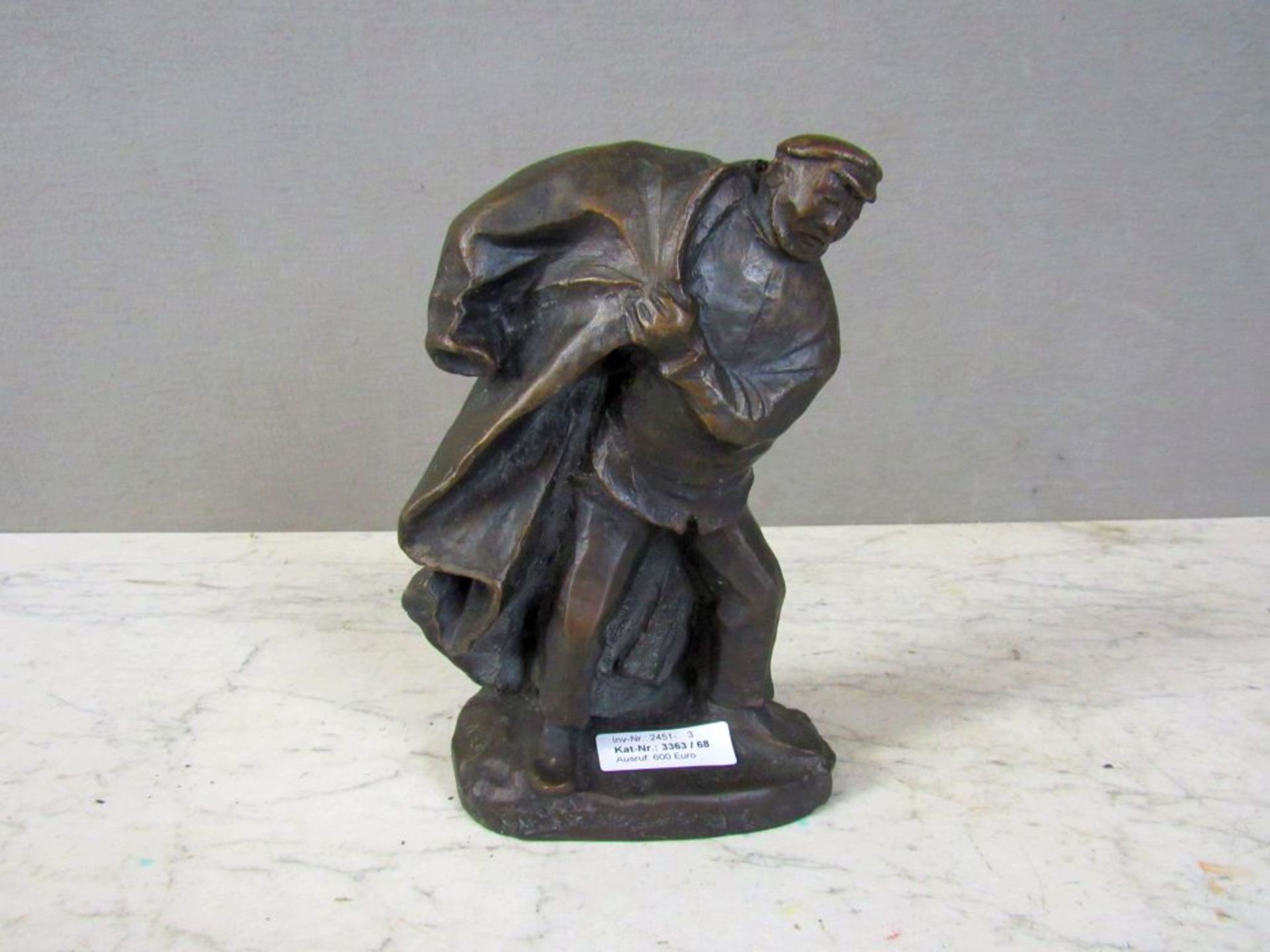 Bronzefigur der Mantelanzieher nach